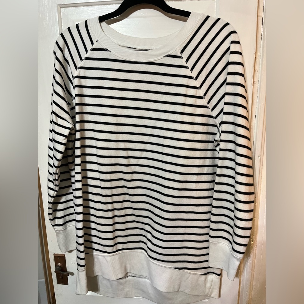 Women’s medium Striped Old Navy long sleeve shirt. Gently used.